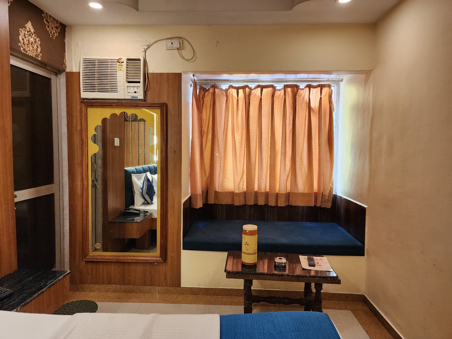 Executive Room — dressing mirror, AC and window-side day bed