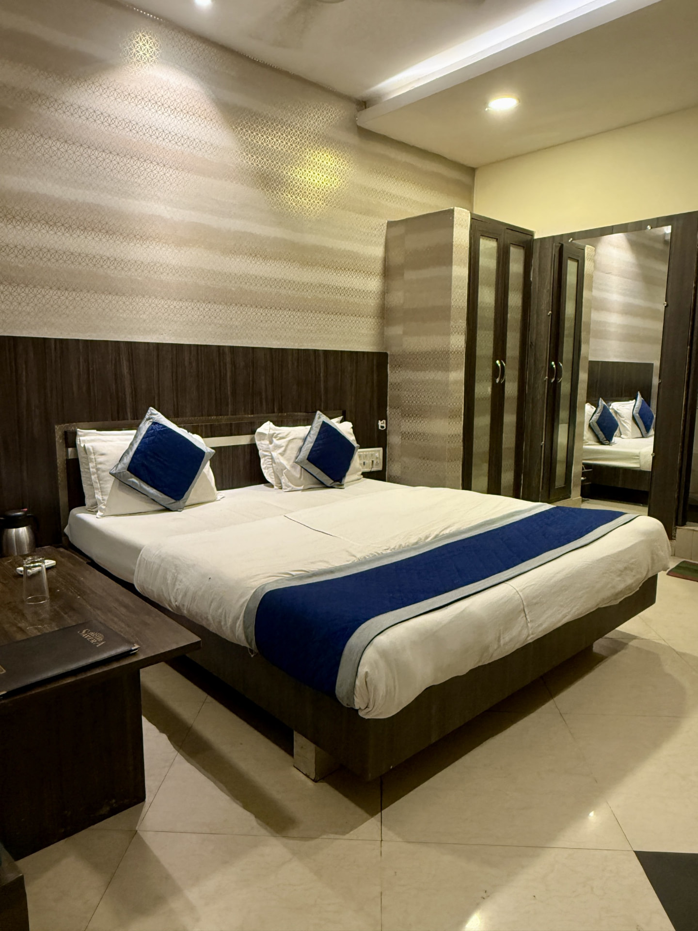 Royal Room — double bed, wardrobe and mirror