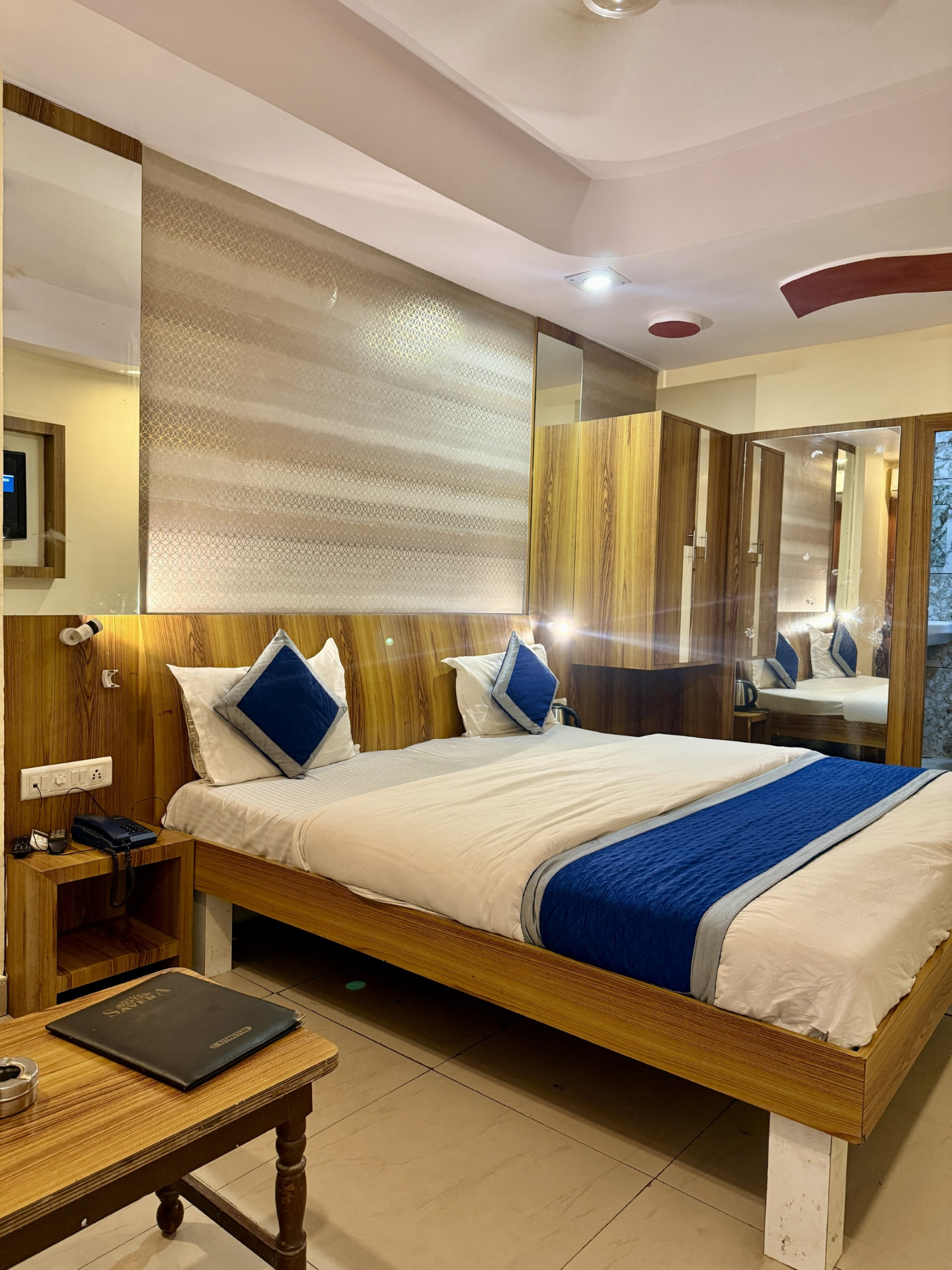 Royal Room — double bed with mirrored wardrobe and bedside table